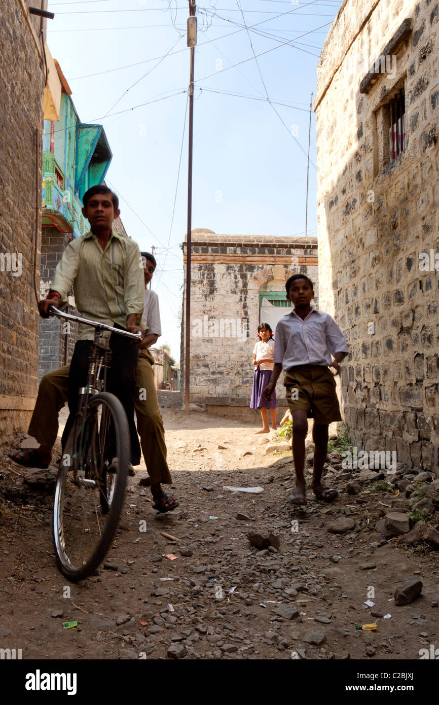 Children playing in an alleyway in the village of Valsang Maharashtra India Stock Photo