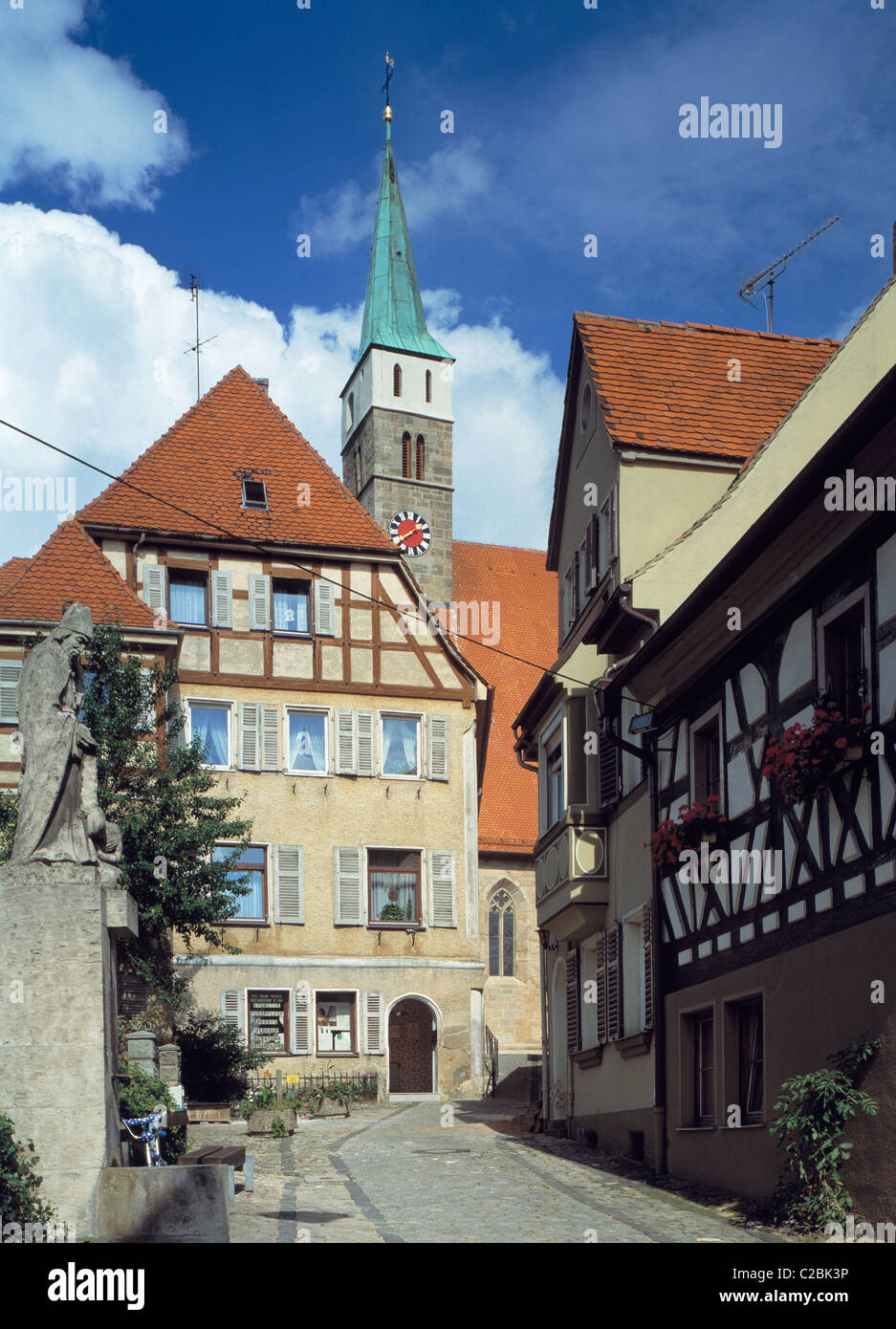 Altstadtansicht mit Kiliansbrunnen und katholischer Stadtpfarrkirche St