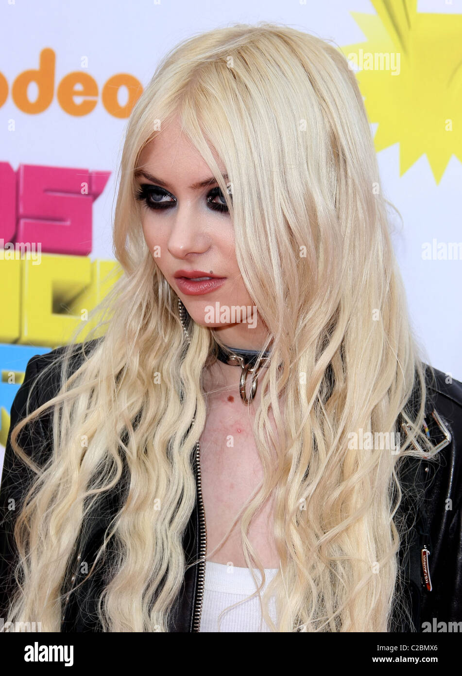 TAYLOR MOMSEN NICKELODEON'S 24TH ANNUAL KIDS CHOICE AWARDS DOWNTOWN LOS ANGELES CALIFORNIA USA 02 April 2011 Stock Photo