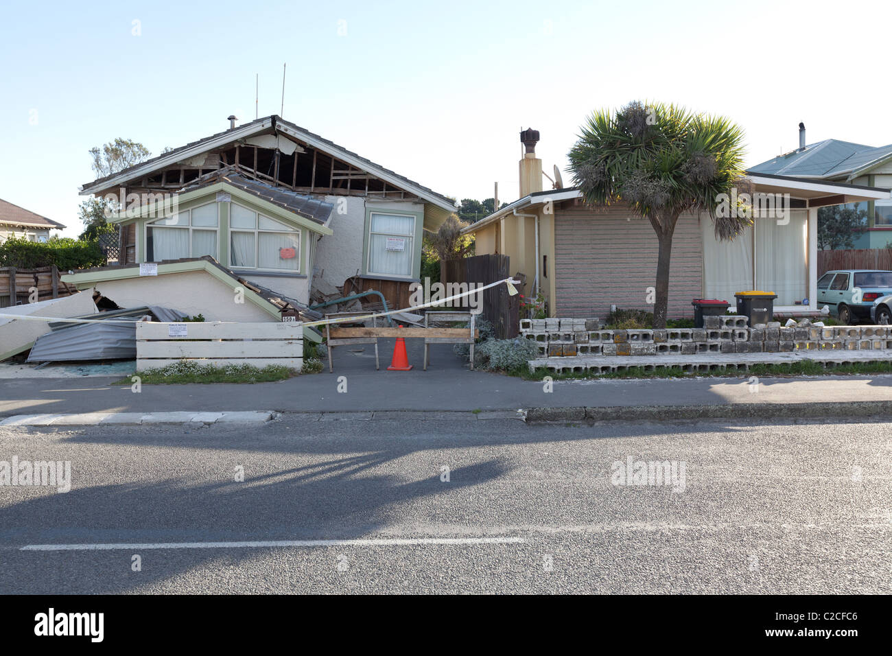 Earthquake damage house hi-res stock photography and images - Alamy
