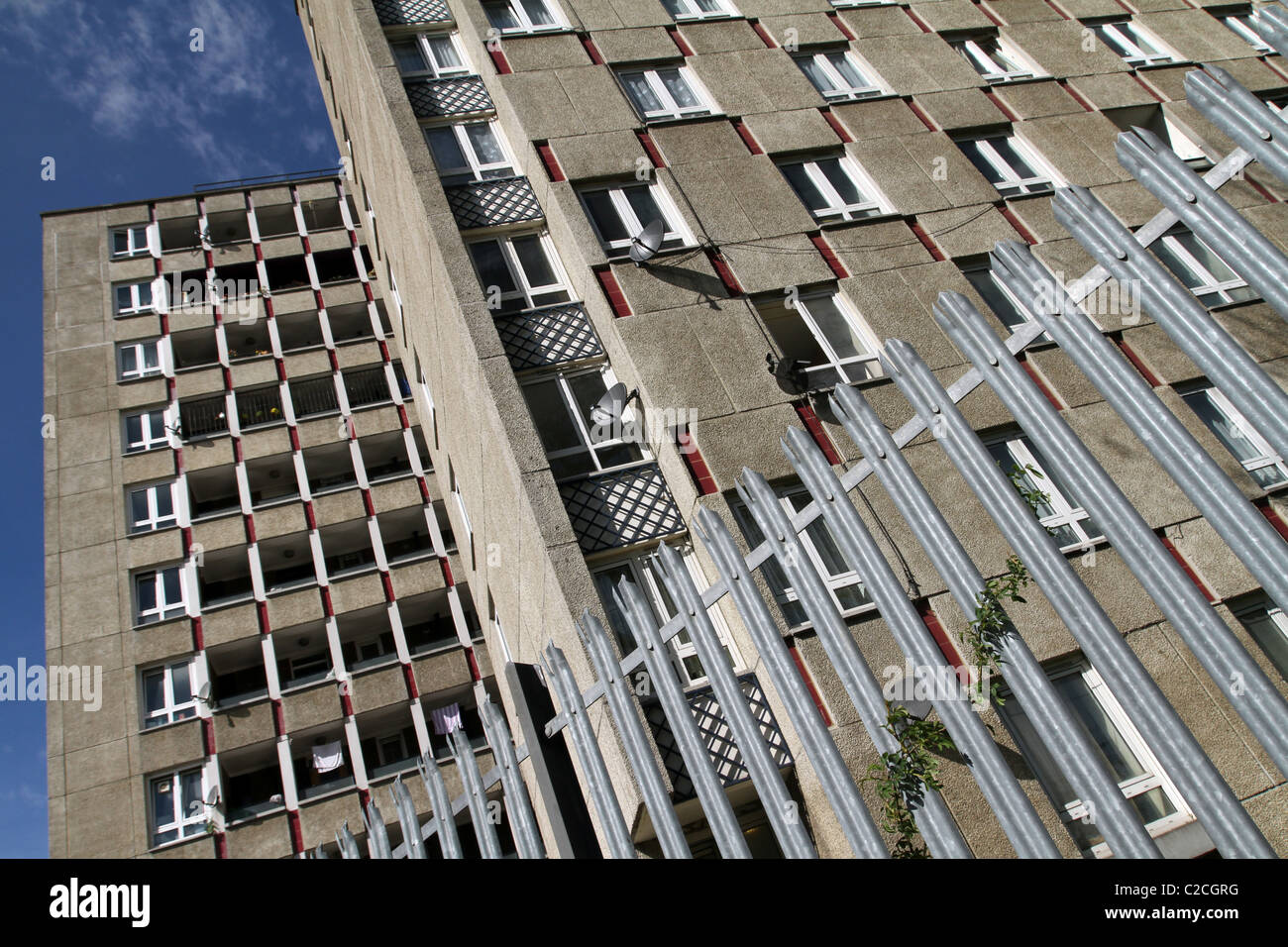 UK. HIGH RISE TOWER BLOCK OF FLATS IN A COUNCIL ESTATE IN POPLAR ...