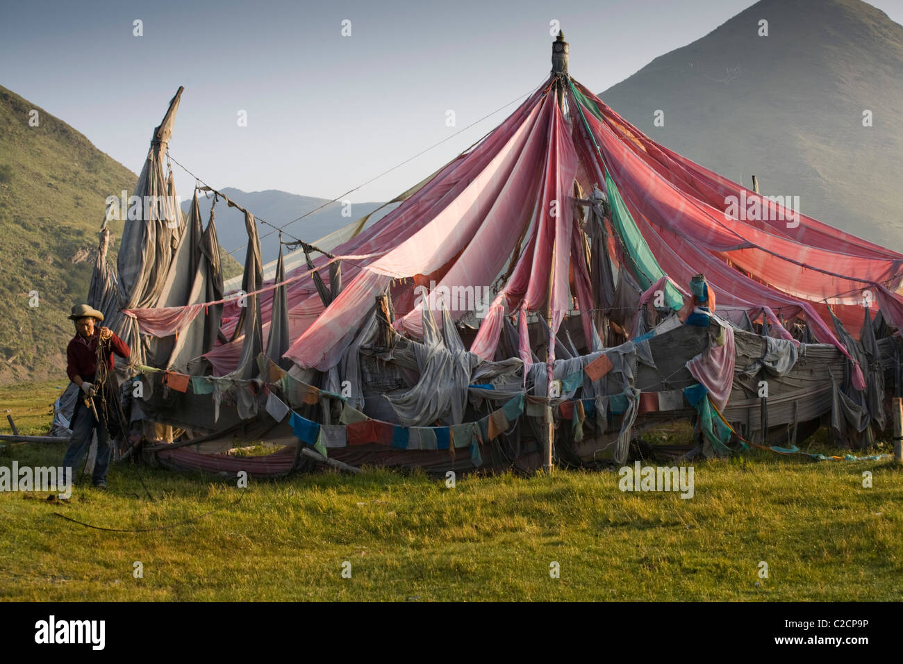 Beginner feedback Van God A traditional Tibetan tent between Kanding and Litiang, Chinese autonomous  region Stock Photo - Alamy