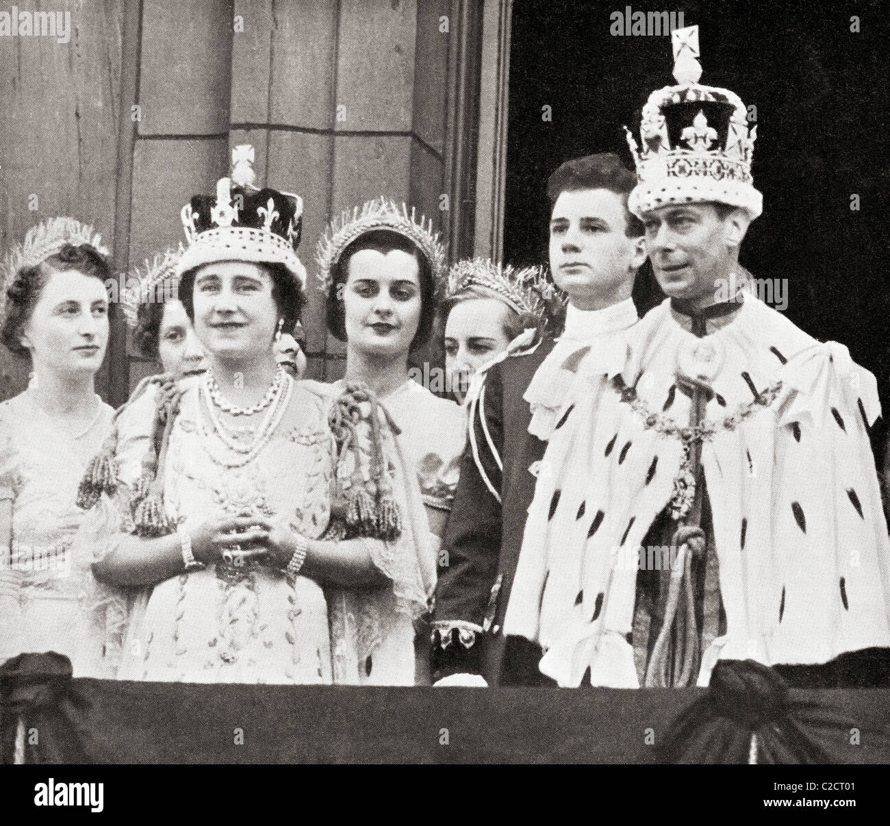 King George VI and Queen Elizabeth on the balcony at Buckingham Palace after their coronation in 1937. Stock Photo