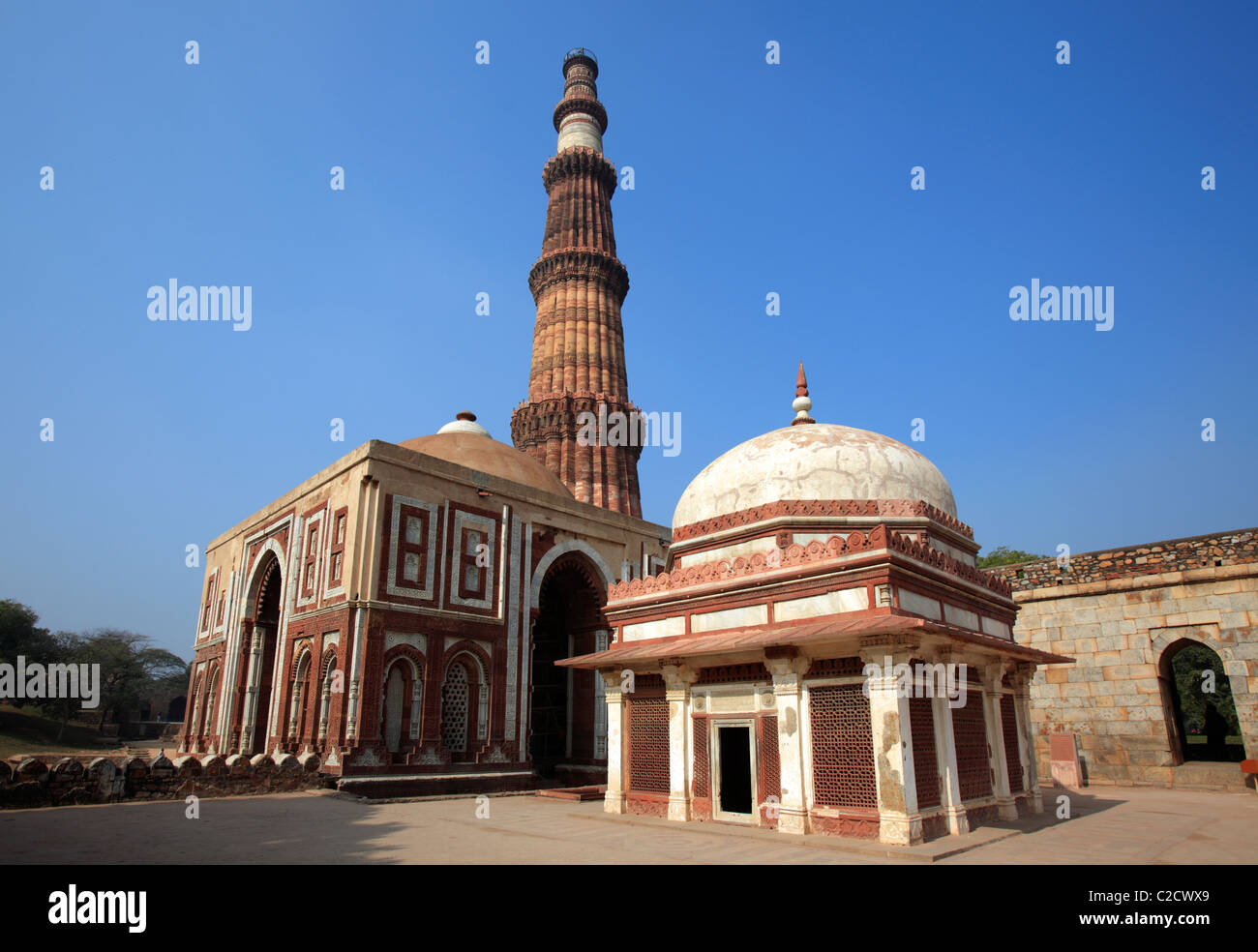 Qutub Minar, Alai Darwaza and the tomb of imam Zamin, New Delhi, India Stock Photo