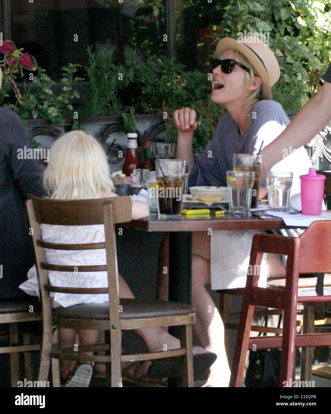 Kirsten Dunst enjoys lunch with friends Los Angeles, California - 05.09