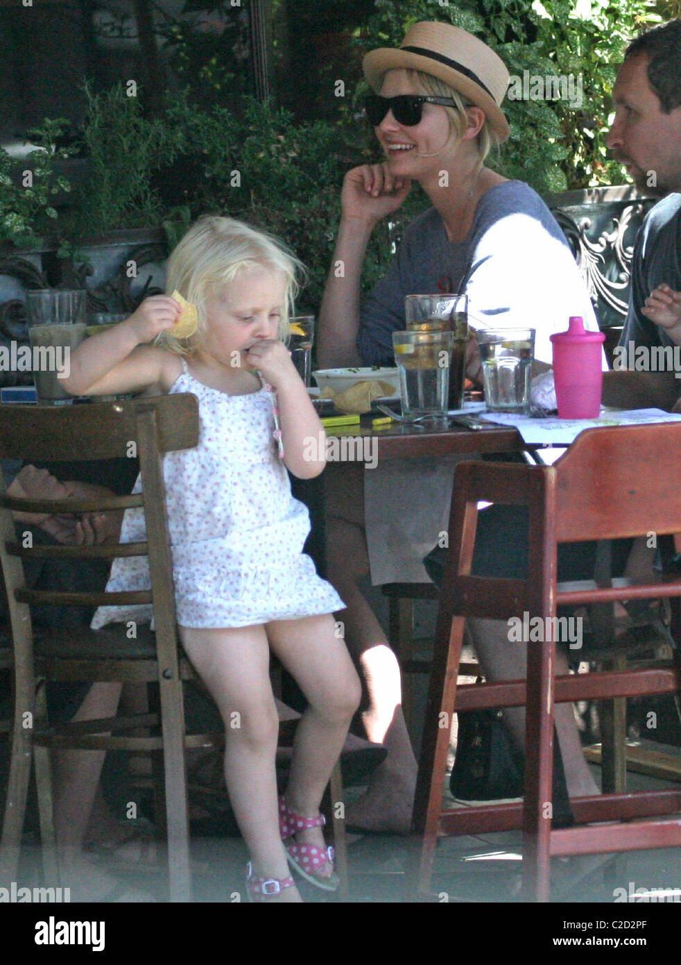 Kirsten Dunst enjoys lunch with friends Los Angeles, California - 05.09