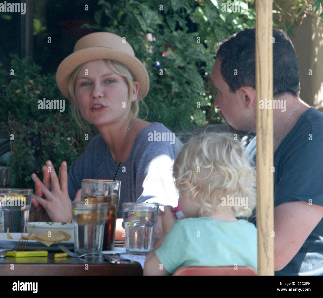 Kirsten Dunst enjoys lunch with friends Los Angeles, California - 05.09