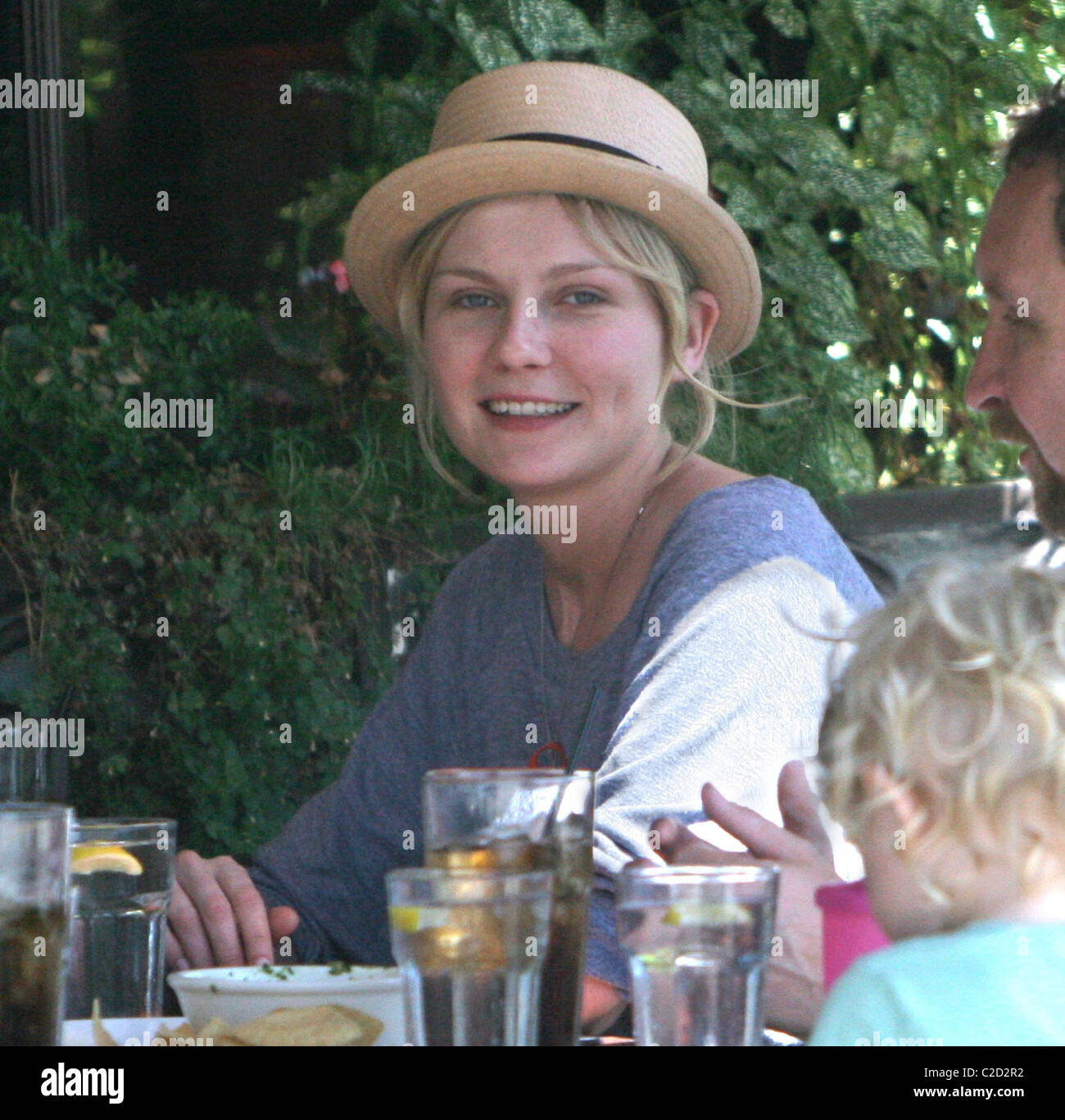 Kirsten Dunst enjoys lunch with friends Los Angeles, California - 05.09