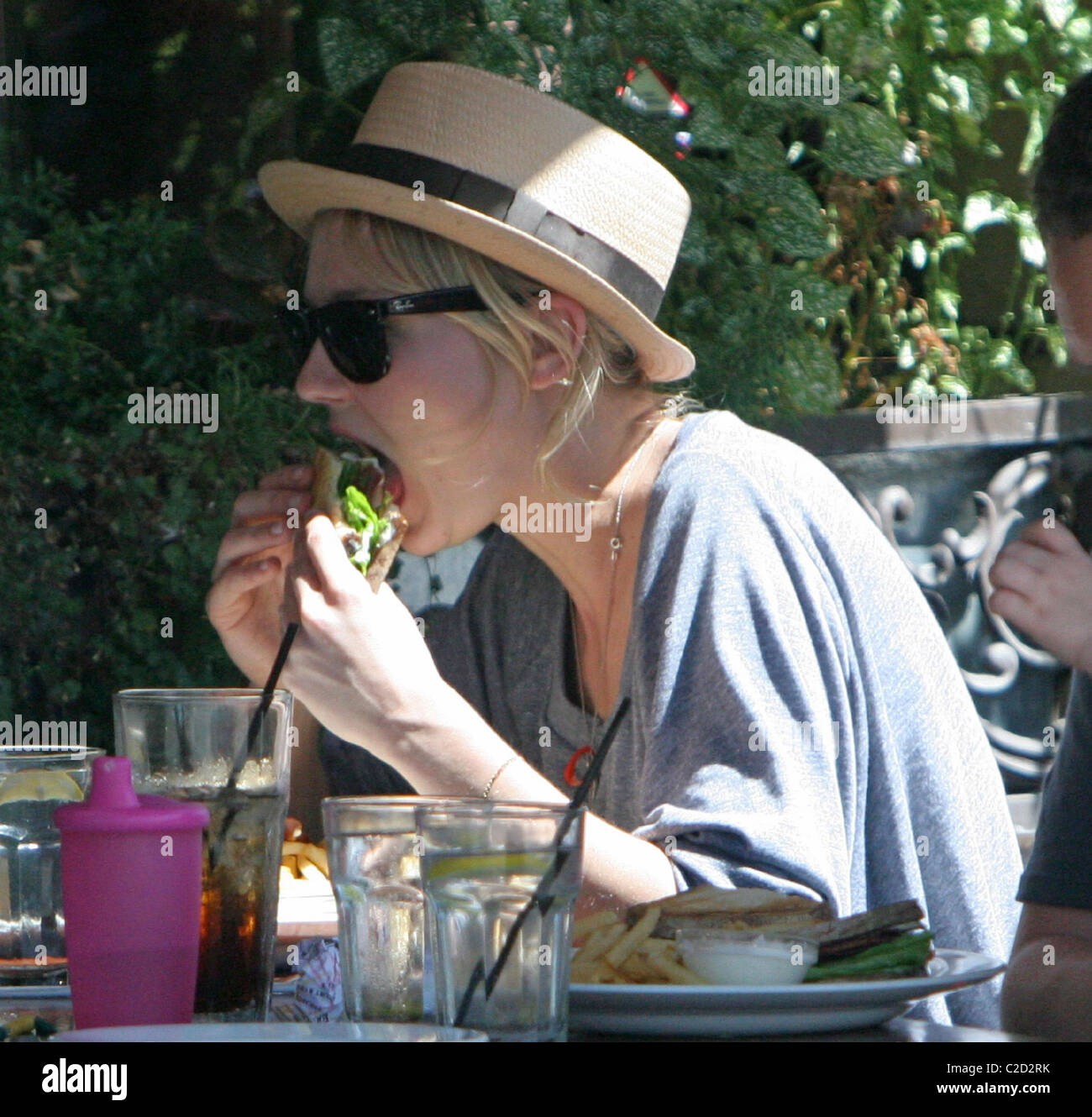 Kirsten Dunst enjoys lunch with friends Los Angeles, California - 05.09