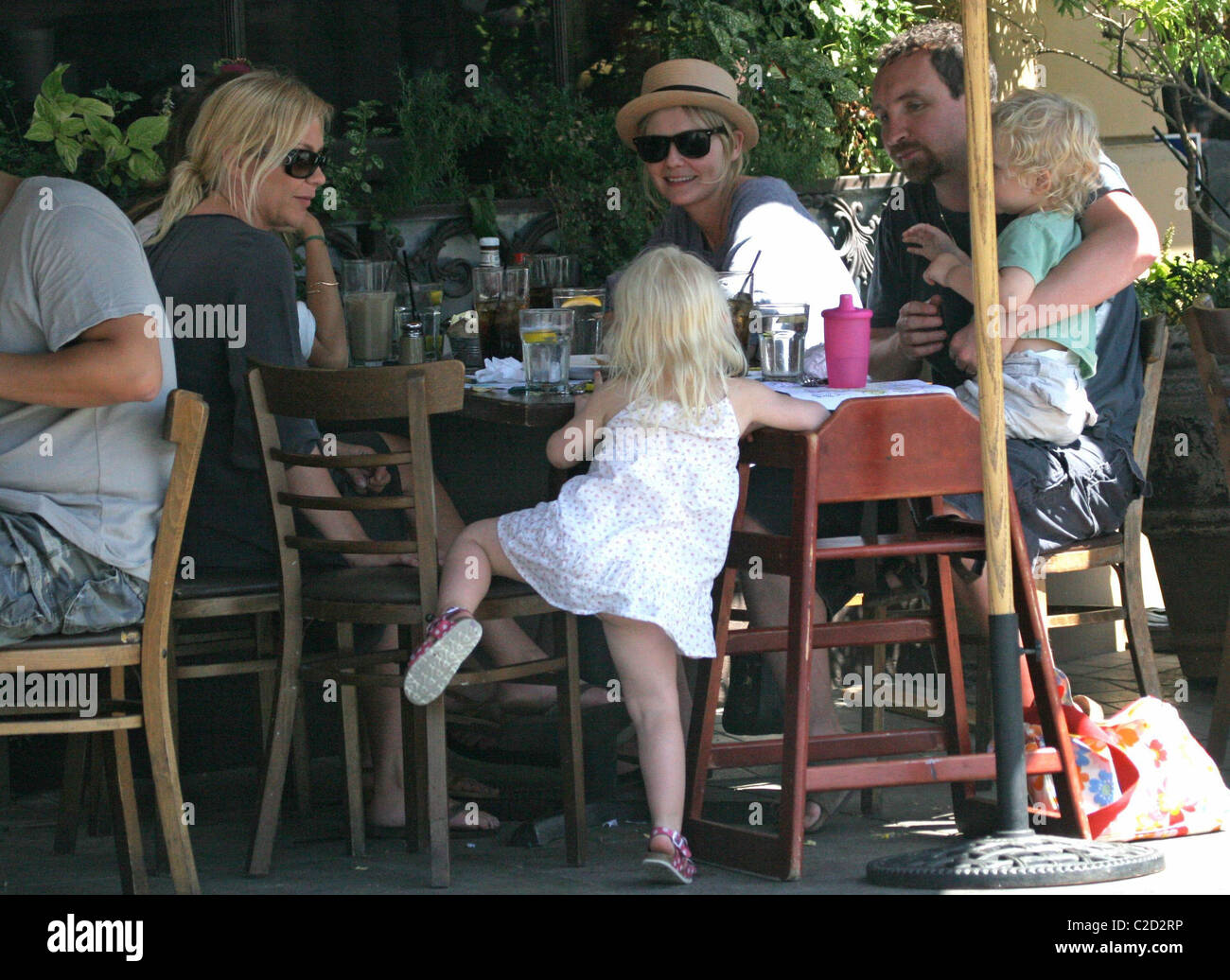 Kirsten Dunst enjoys lunch with friends Los Angeles, California - 05.09