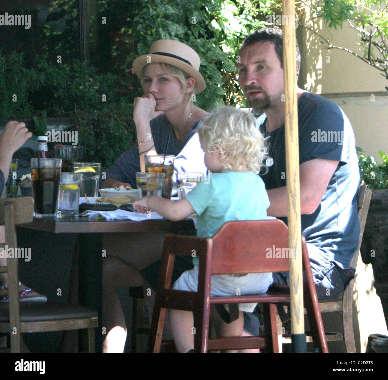 Kirsten Dunst enjoys lunch with friends Los Angeles, California - 05.09