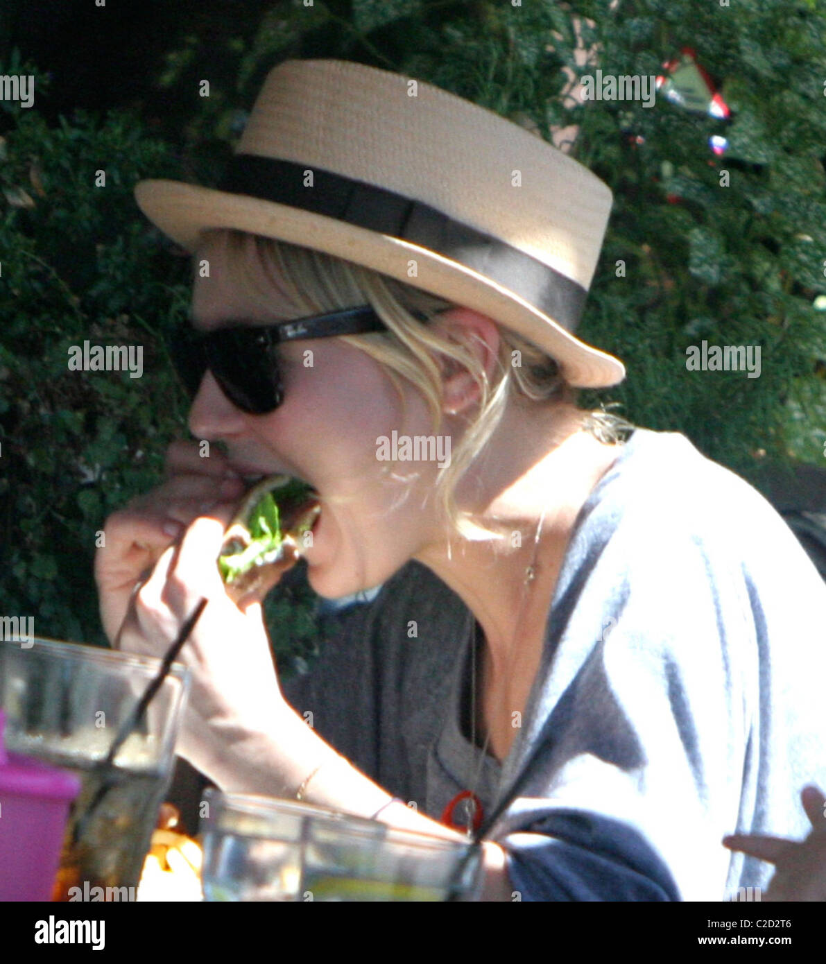 Kirsten Dunst enjoys lunch with friends Los Angeles, California - 05.09