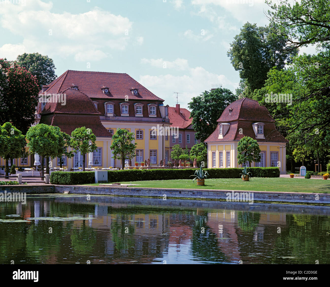 Kurpark mit Kurhaus, Quellpavillon und Lauchstaedter Heilbrunnen in Bad Lauchstaedt, Laucha, Sachsen-Anhalt Stock Photo