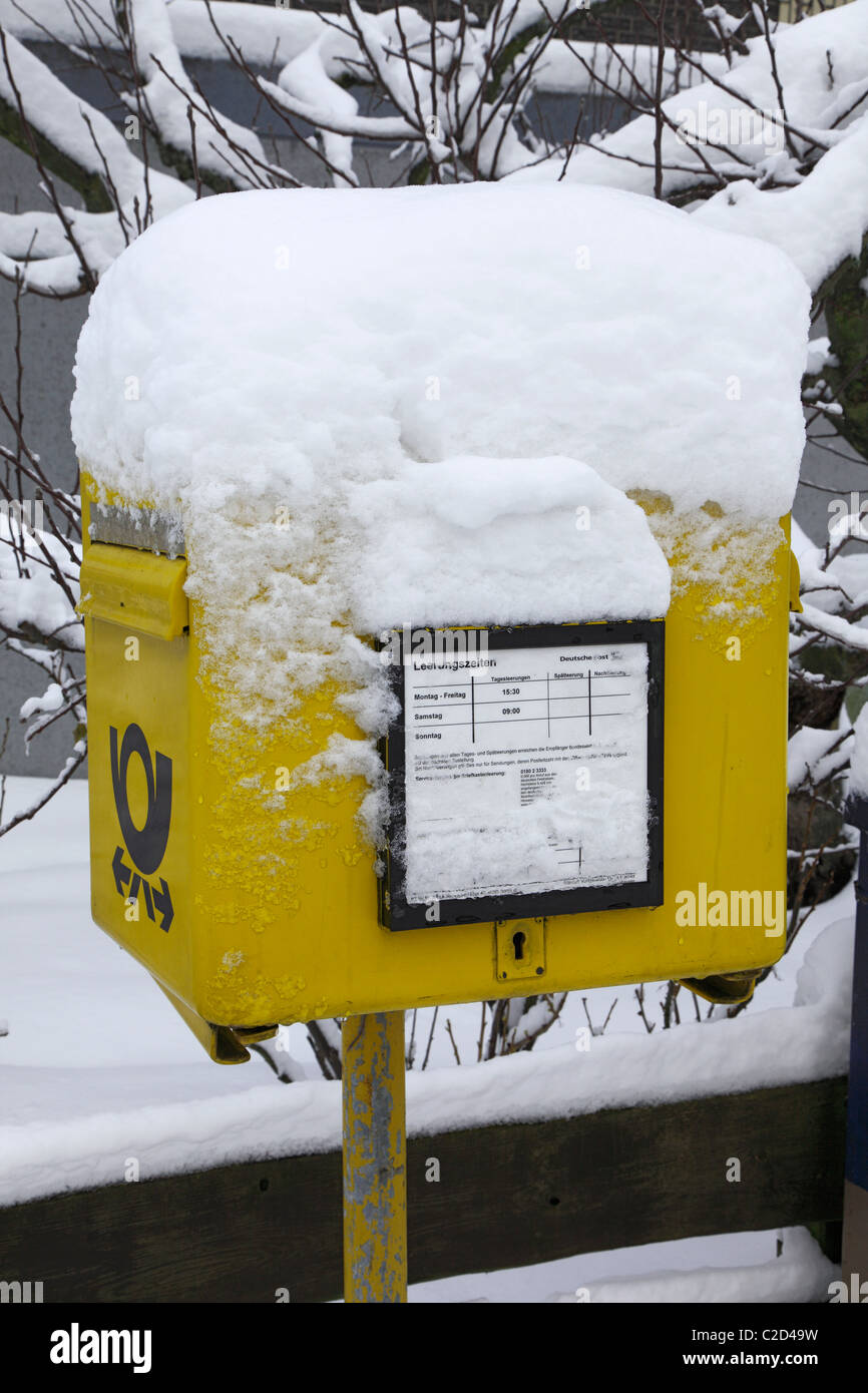 weather, severe winter, snow, economy, services, German Federal Post, letterbox covered in snow, D-Oberhausen, D-Oberhausen-Sterkrade, Sterkrade-Koenigshardt, Lower Rhine, Ruhr area, North Rhine-Westphalia, NRW Stock Photo