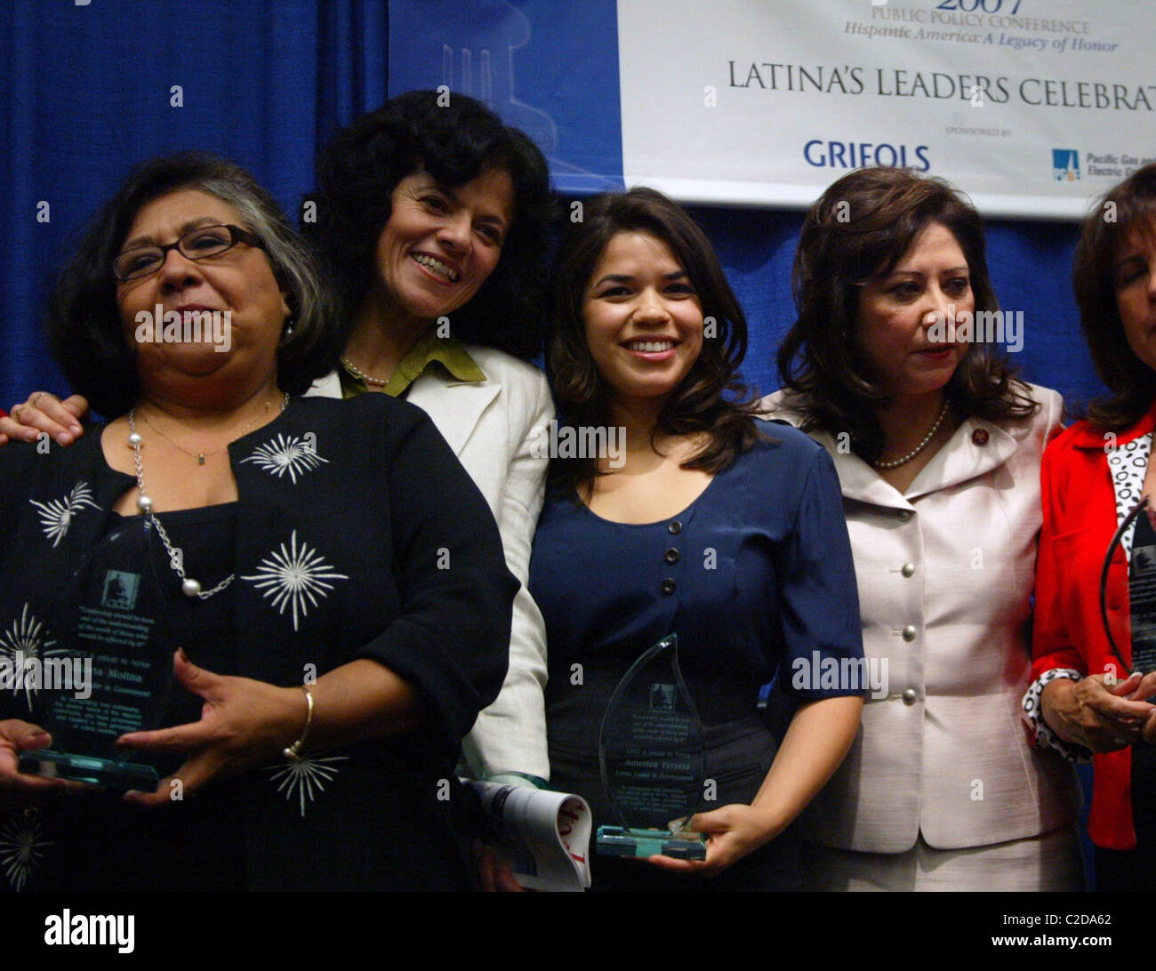 Latina - 2007, March - America Ferrera, How to Dress Your Latina