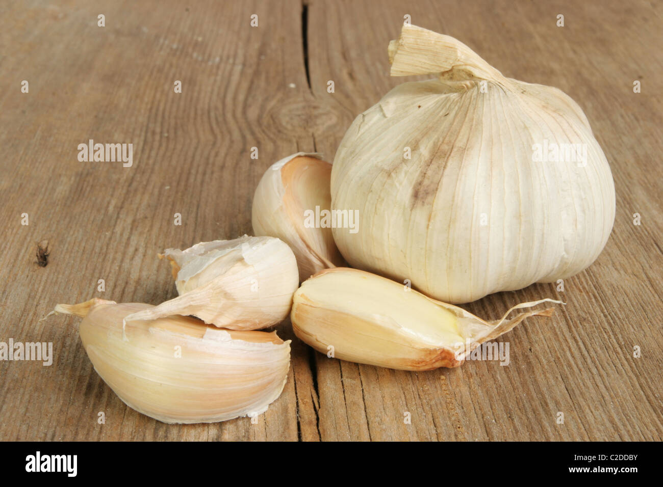 Чеснок два зубчика. Чеснок два зубчика. Чеснок в руке. Долька чеснока. Чеснок два зубчика.