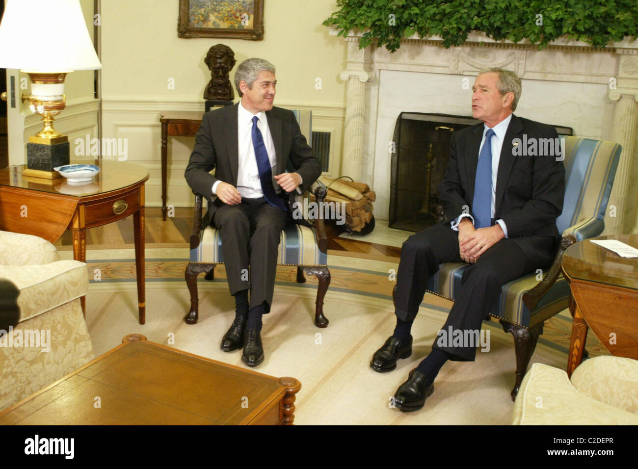 US President George W Bush welcomes Portugal Prime Minister Jose Socrates at the White House Oval Office Washington DC, USA - Stock Photo