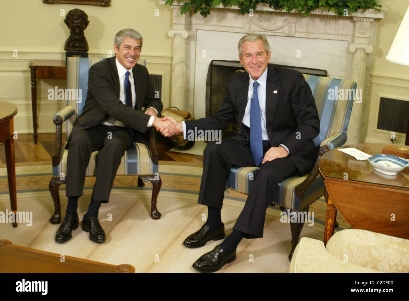 US President George W Bush welcomes Portugal Prime Minister Jose Socrates at the White House Oval Office Washington DC, USA - Stock Photo