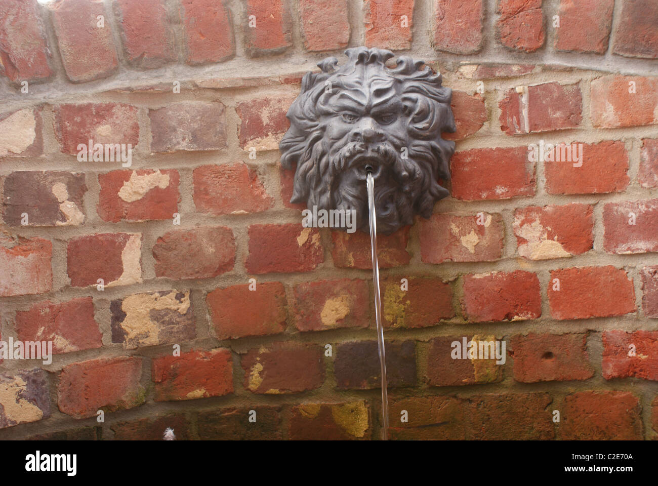 Wall water feature hi-res stock photography and images - Alamy