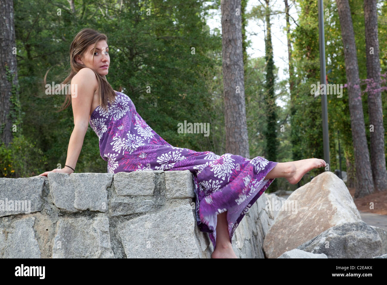 Woman sitting on a wall hi-res stock photography and images - Alamy