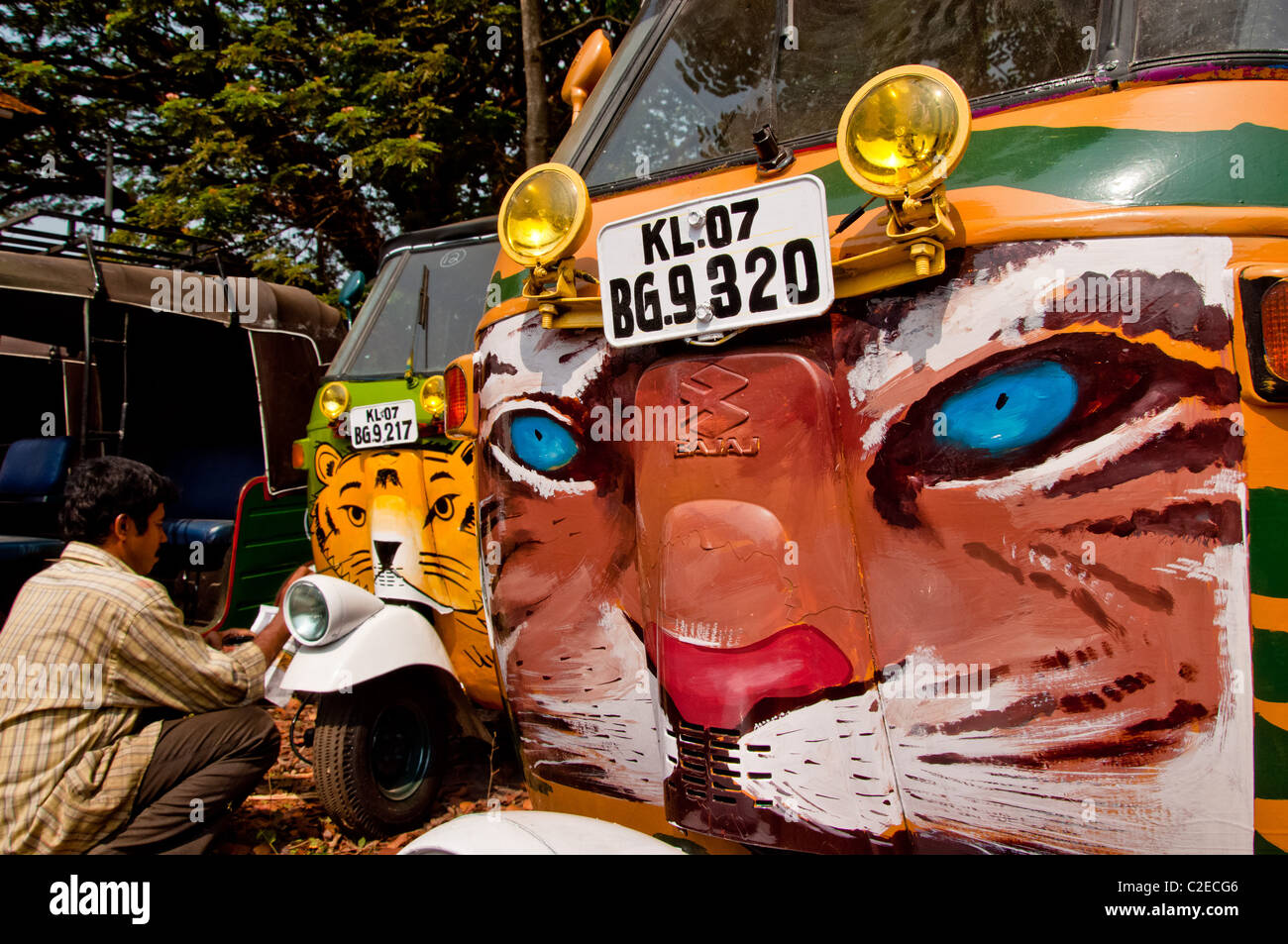 Local artist pimps up tuk tuk for the Rickshaw Run in India Stock Photo