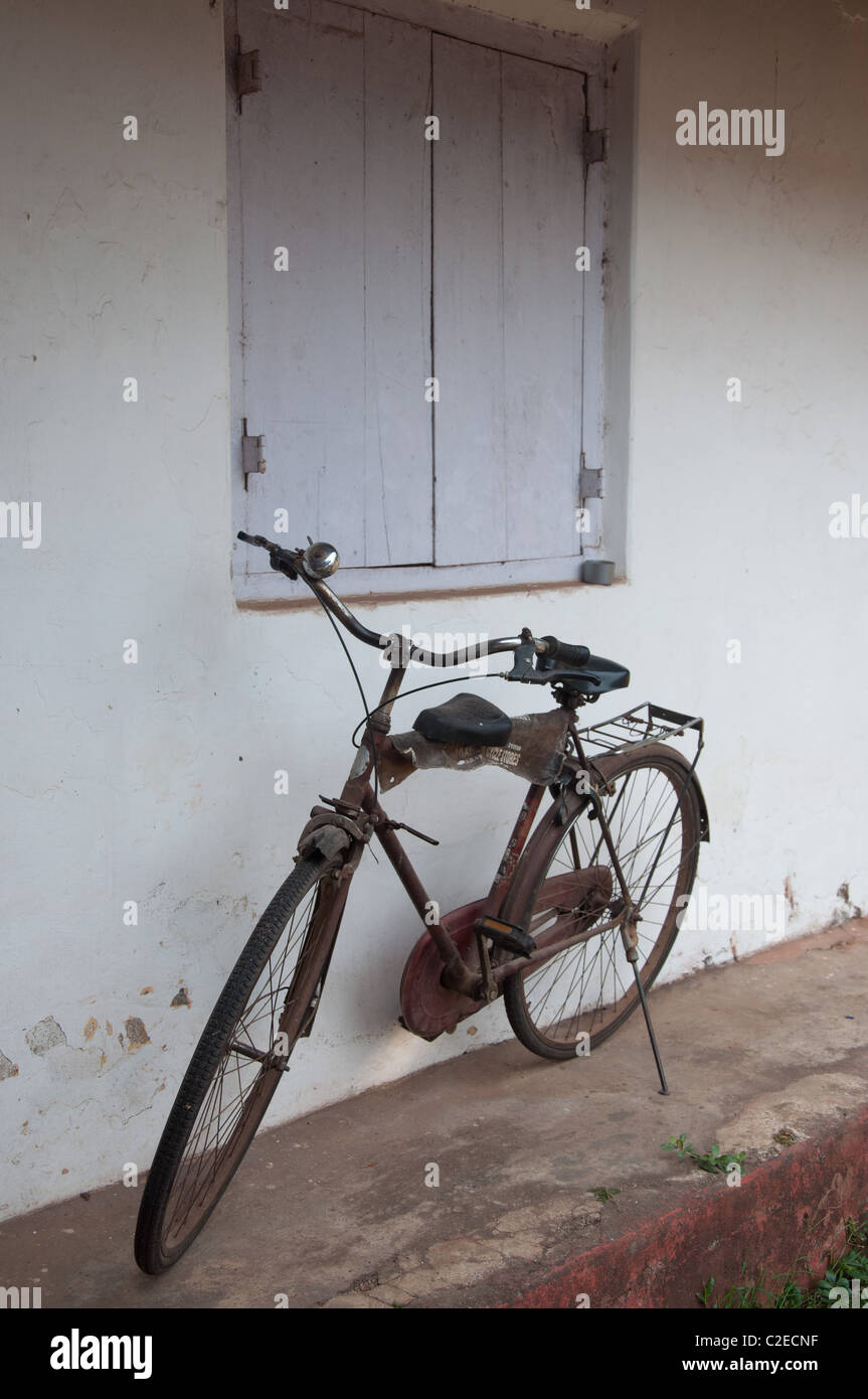 Old rusty online bike