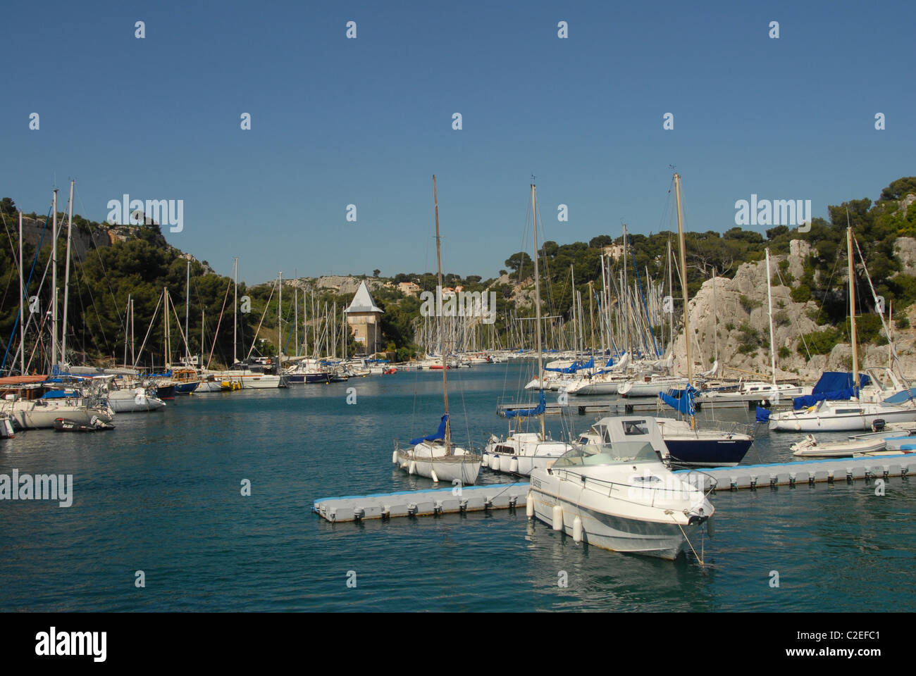 France, Provence, Cassis: the port de plaisance de Port-Miou at the Mediterranean  Sea and gatehouse of former Solvay quarry Stock Photo