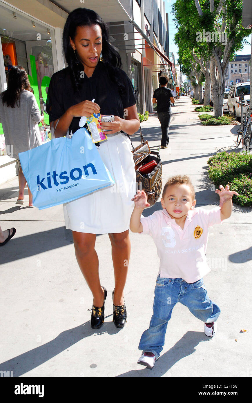 Solange Knowles takes her son Daniel Julez Jay Smith shopping at Kitson on  Robertson Blvd Los Angeles, California - 19.10.07 Stock Photo - Alamy