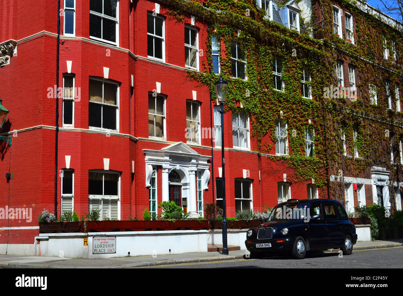 Red brick facade in Chelsea, London, UK ARTIFEX LUCIS Stock Photo
