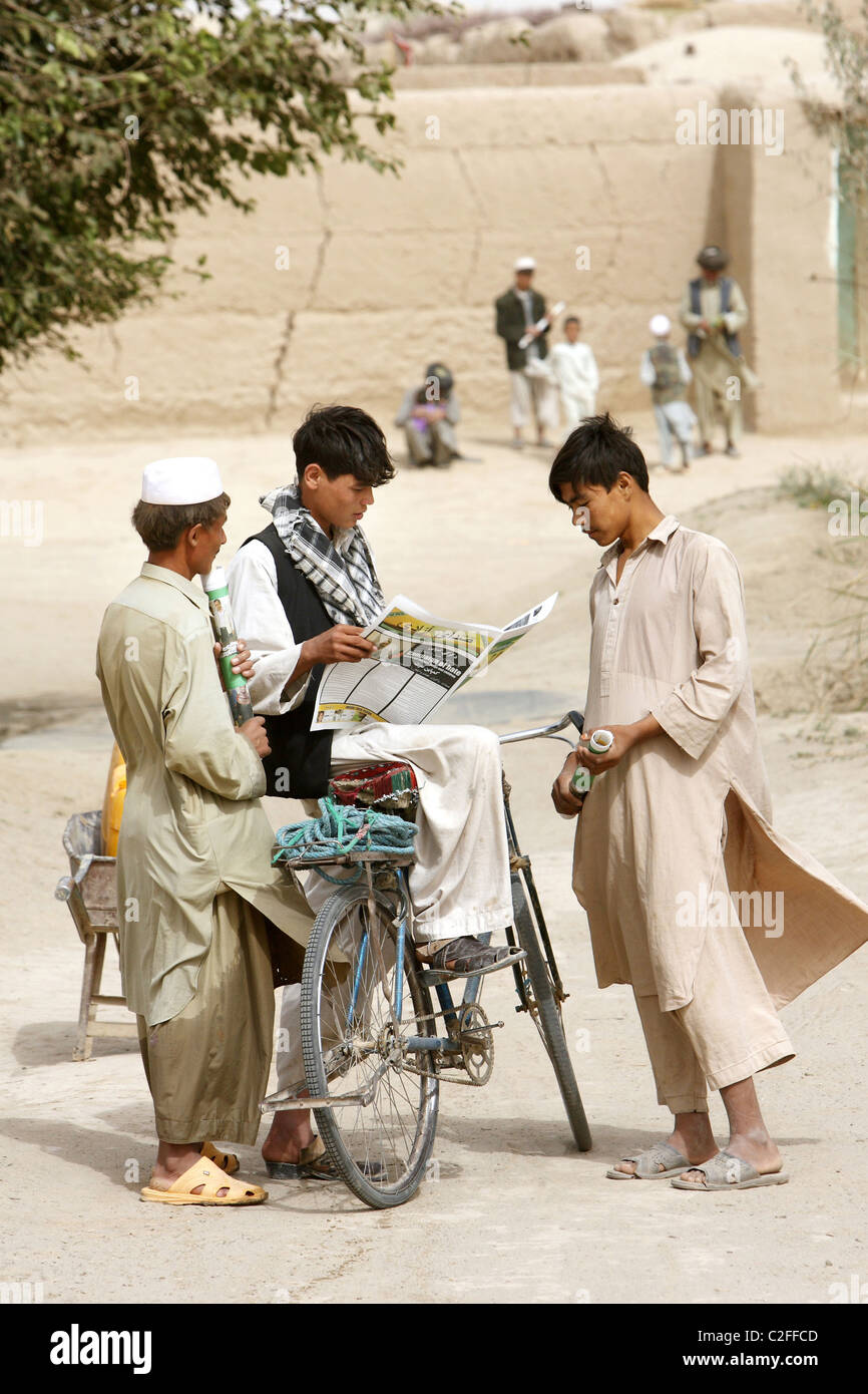 Local people reading newspapers, Kunduz, Afghanistan Stock Photo
