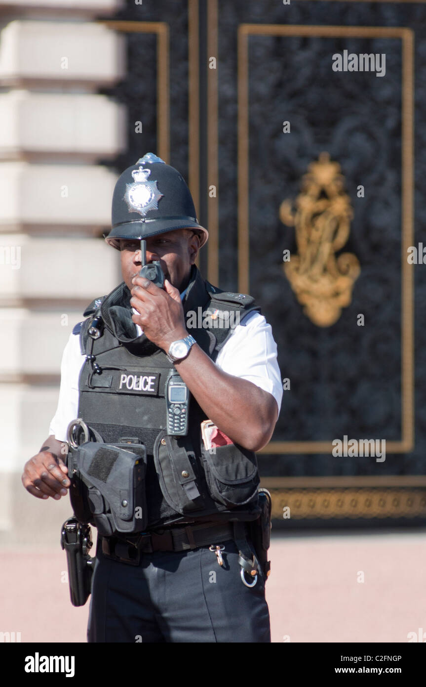 Police officer at Buckingham palace talking on "short band" radio whilst on  duty. London. England Stock Photo - Alamy
