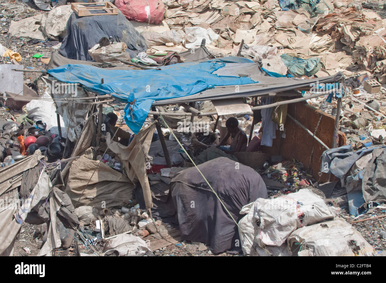 People living in squalor on a rubbish tip in Dharavi Slum in Mumbai, India Stock Photo