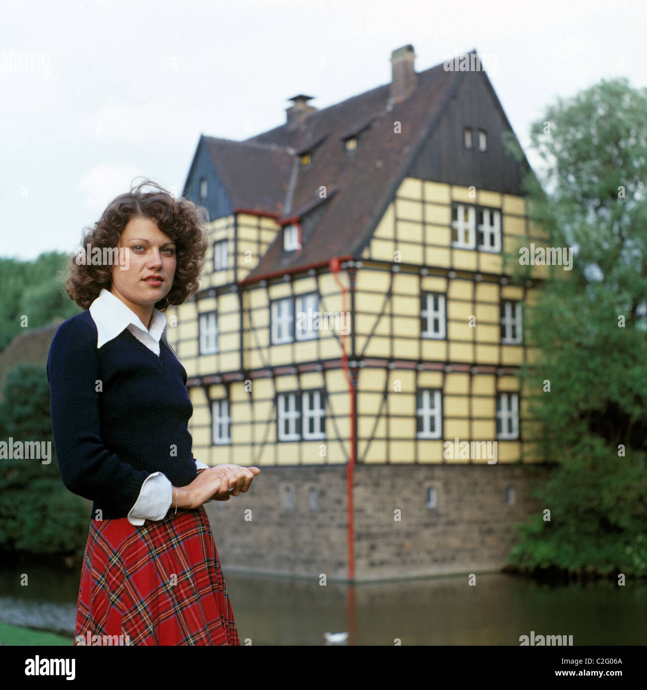 Siebziger Jahre, Menschen, Reichtum, junge Frau posiert vor einem Herrenhaus, Betina, Wasserschloss Wittringen in Gladbeck, Ruhrgebiet, Nordrhein-West Stock Photo