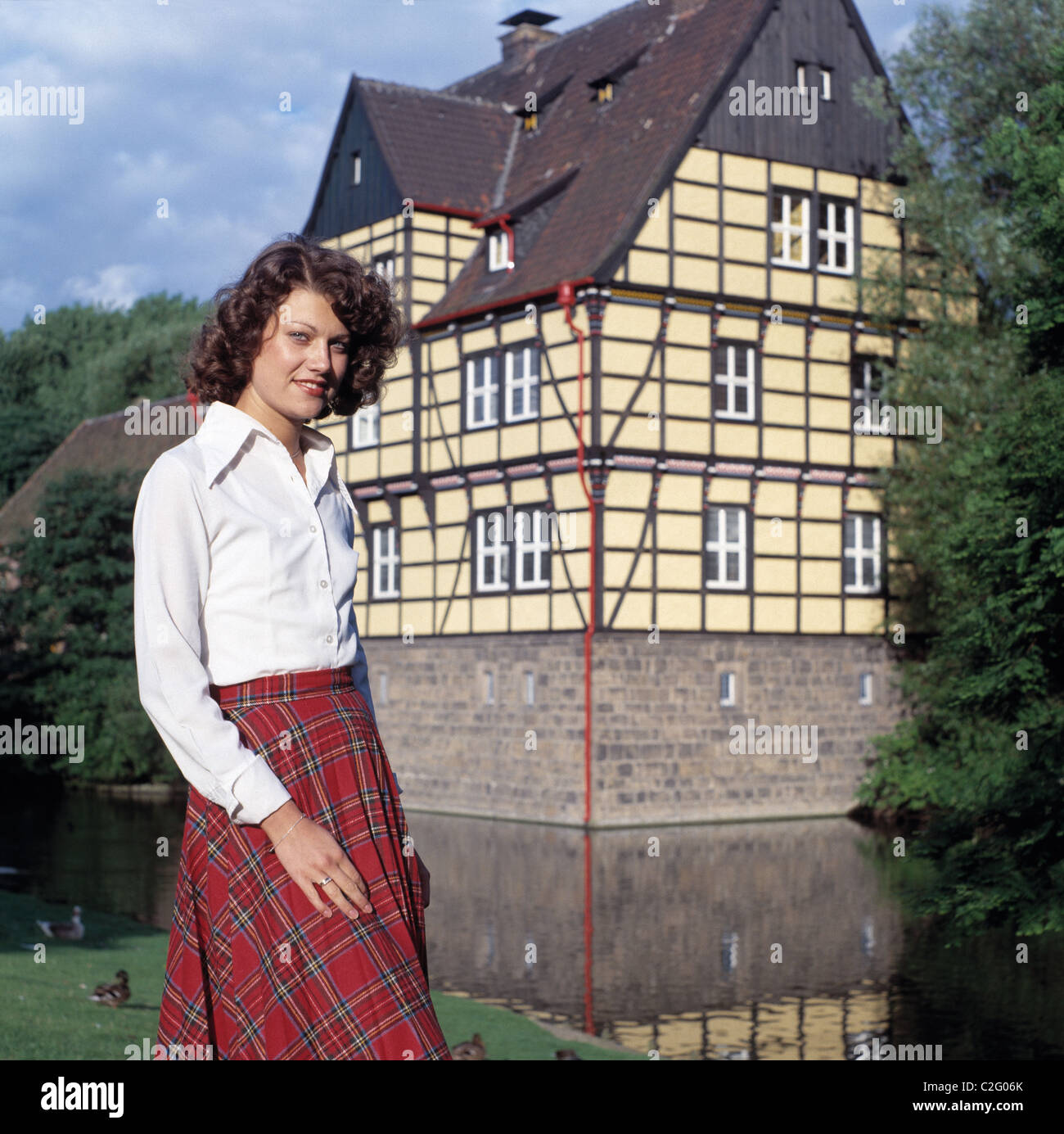 Siebziger Jahre, Menschen, Reichtum, junge Frau posiert vor einem Herrenhaus, Betina, Wasserschloss Wittringen in Gladbeck, Ruhrgebiet, Nordrhein-West Stock Photo