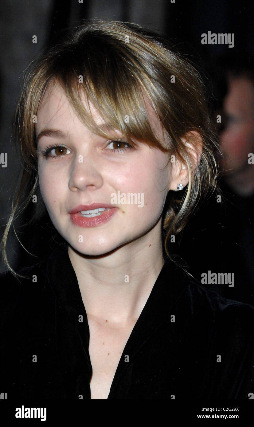 Carey Mulligan at the 2024 Oscars in custom Balenciaga inspired by  Cristóbal's 1951 dress : r/popculturechat, image size:827x1390