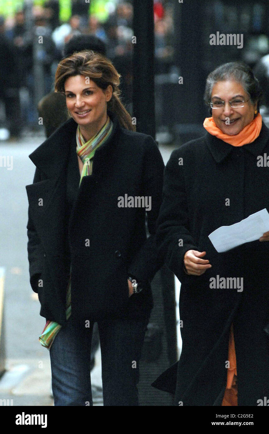 Jemima Khan and human rights lawyer Hina Jilani handing in a petition at 10 Downing Street demanding democracy in Pakistan Stock Photo