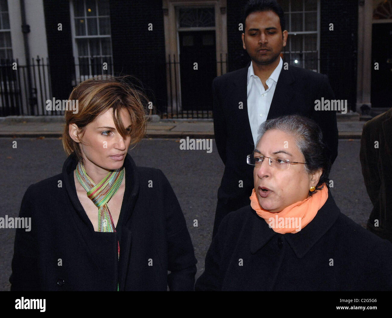 Jemima Khan and human rights lawyer Hina Jilani handing in a petition at 10 Downing Street demanding democracy in Pakistan Stock Photo