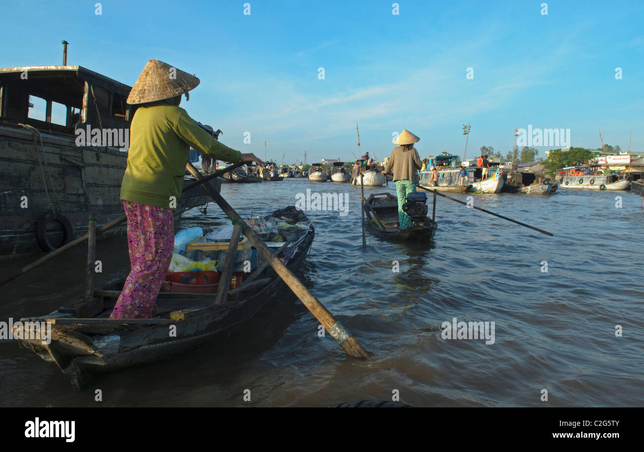 Vietnamese vendor rowing her boat at the Cai Rang Floating Market in the Mekong Delta in Vietnam Stock Photo