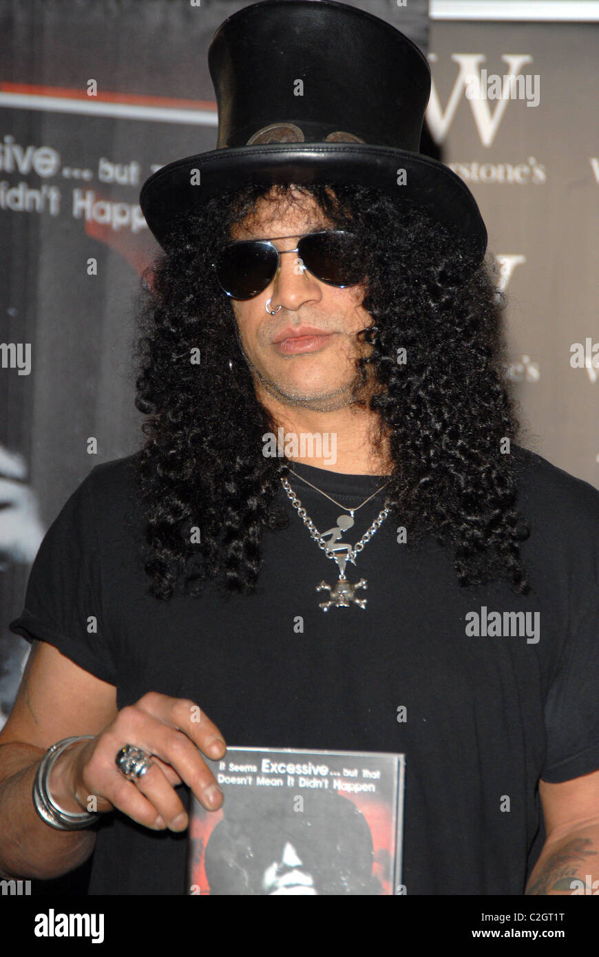 Former lead guitarist in Guns N' Roses, Slash, at Waterstone's book store  to sign copies of autobiography, 'Slash', a tell-all account of his life in  the legendary rock band Stock Photo 
