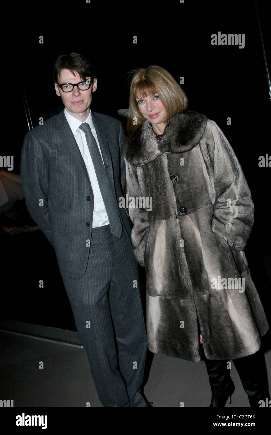 Andrew Bolton and Anna Wintour Press preview of 'blog.mode: addressing  fashion,' at the Metropolitan Museum of Art's Costume Stock Photo - Alamy