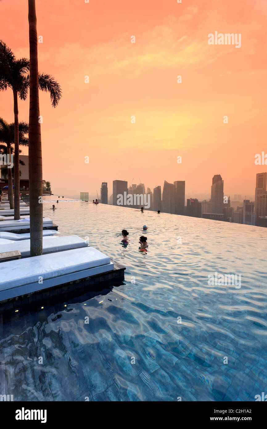 Singapore, swimmingpool and Singapore Skyline on the 57th floor of Marina Bay Sands Resort Stock Photo
