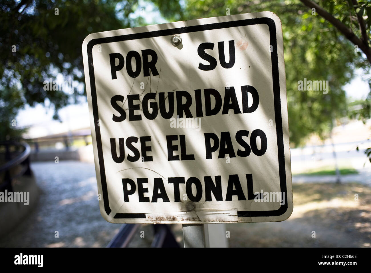 Use the pedestrian footpath sign in Spanish. Stock Photo
