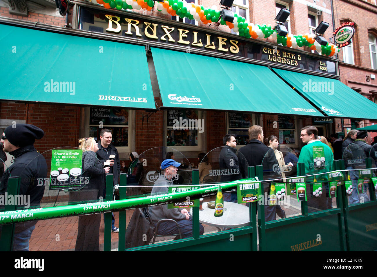 St Patricks Day Revellers On Grafton Street Dublin Ireland Drinking In Bruxelles Pub Stock 