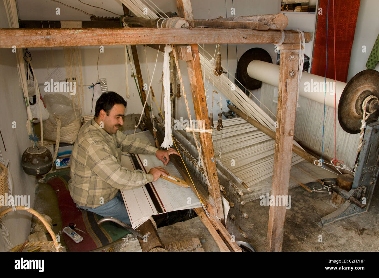 Quala at al Mudig Citadel Syria Middle East carpet maker weaver weave weaving mill Stock Photo