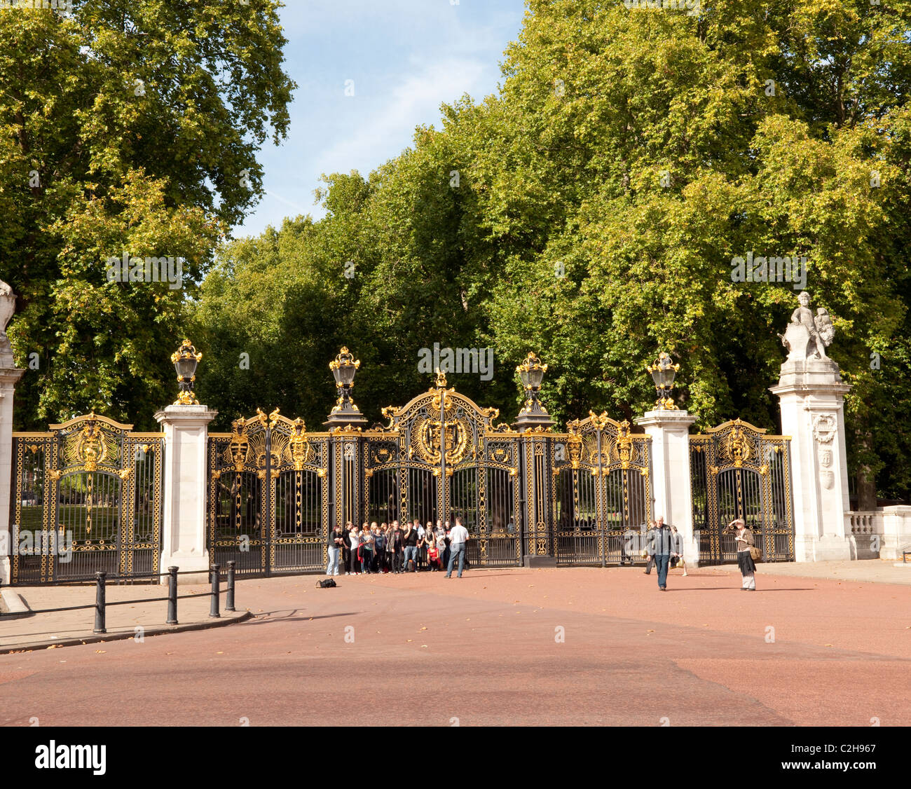 There are tall ornamented gates at the entrance to Green Park opposite Buckingham Palace in London. Stock Photo