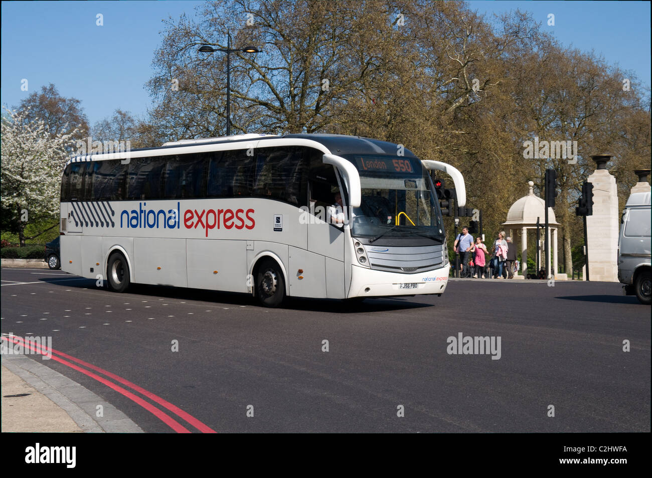 A National Expess coach rounds Hyde Park Corner on its journey towards Victoria Coach Station Stock Photo
