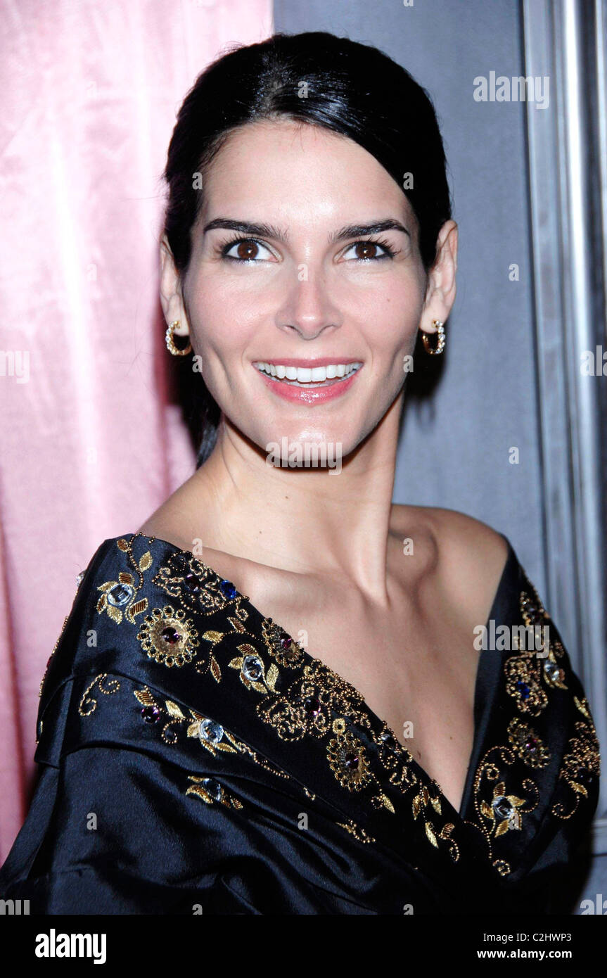Angie Harmon Pregnant(02)