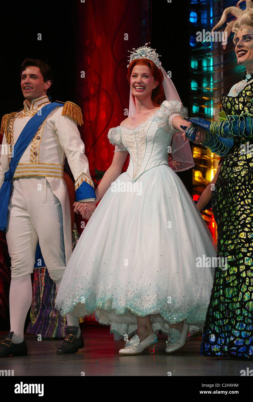 Erkak ozining ichki kiyimiga otirdi va qolini silkitdi.