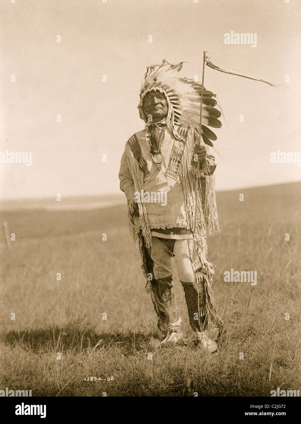 Native american indian chief headdress hi-res stock photography and ...
