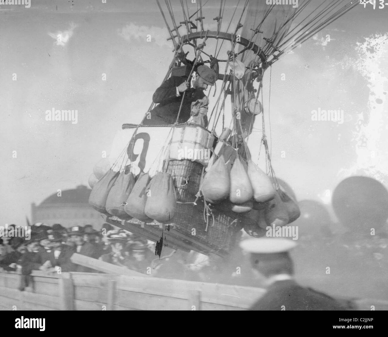 воздушный шар с людьми. корзина для воздушного шара с балластом. корзина для воздушного шара с балластом. воздушный балласт. балласт на воздушном шаре.